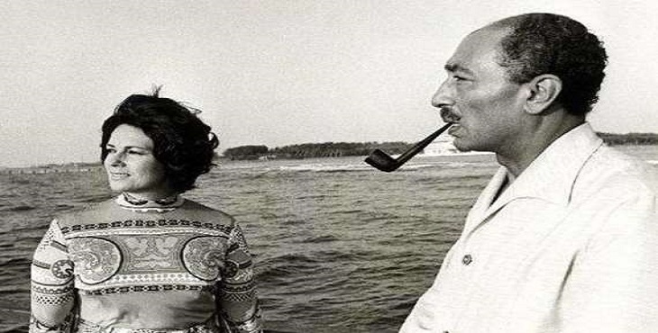 صورة أرشيفية للرئيس الراحل أنور السادات برفقة زوجته