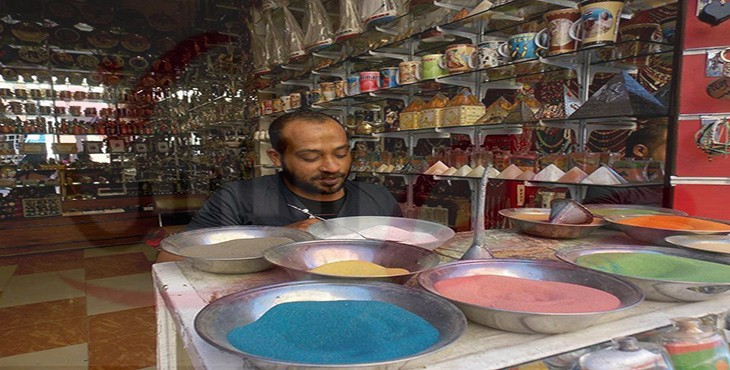 محمود حسن محمد، أشهر رسام بالرمال في سوق أسوان السياحي